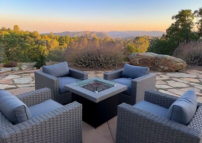 Hot Tub, Privacy, Fire Pit, Pool Table, Ping Pong, Amazing Views!