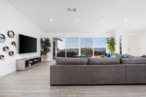 Fernseher, Tischtennisplatte