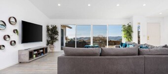 Hot Tub, Privacy, Fire Pit, Pool Table, Ping Pong, Amazing Views!