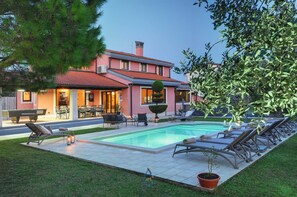 Outdoor pool - Gorgeous 5-BR Villa with private heatable pool near Pula (Fažana)