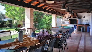 An outdoor patio with a pool table, dining area, and kitchen. - Gorgeous 5-BR Villa with private heatable pool near Pula (Fažana)