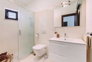 Badekar, hårføner, håndklær og såpe