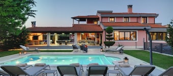 Gorgeous 5-BR Villa with private heatable pool near Pula