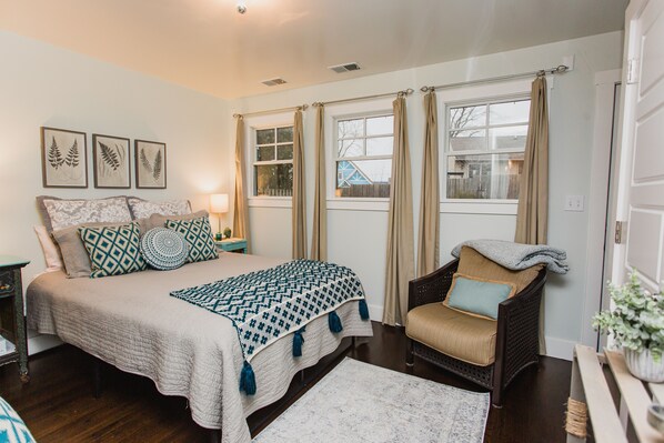 3 habitaciones, escritorio y tabla de planchar con plancha 