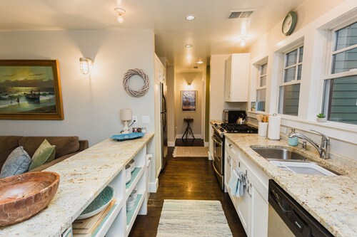 Peaceful Cottage/Private Parking & Backyard/Strong WiFi/Walk to Sheridan Beach!