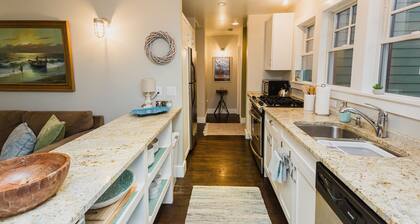 Peaceful Cottage/Private Parking & Backyard/Strong WiFi/Walk to Sheridan Beach!