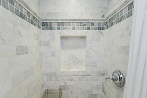 Combined shower/bathtub, hair dryer, towels, soap - Peaceful Cottage/Private Parking & Backyard/Strong WiFi/Walk to Sheridan Beach! (Michigan City)