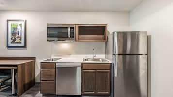 Full-size fridge, microwave, stovetop, dishwasher