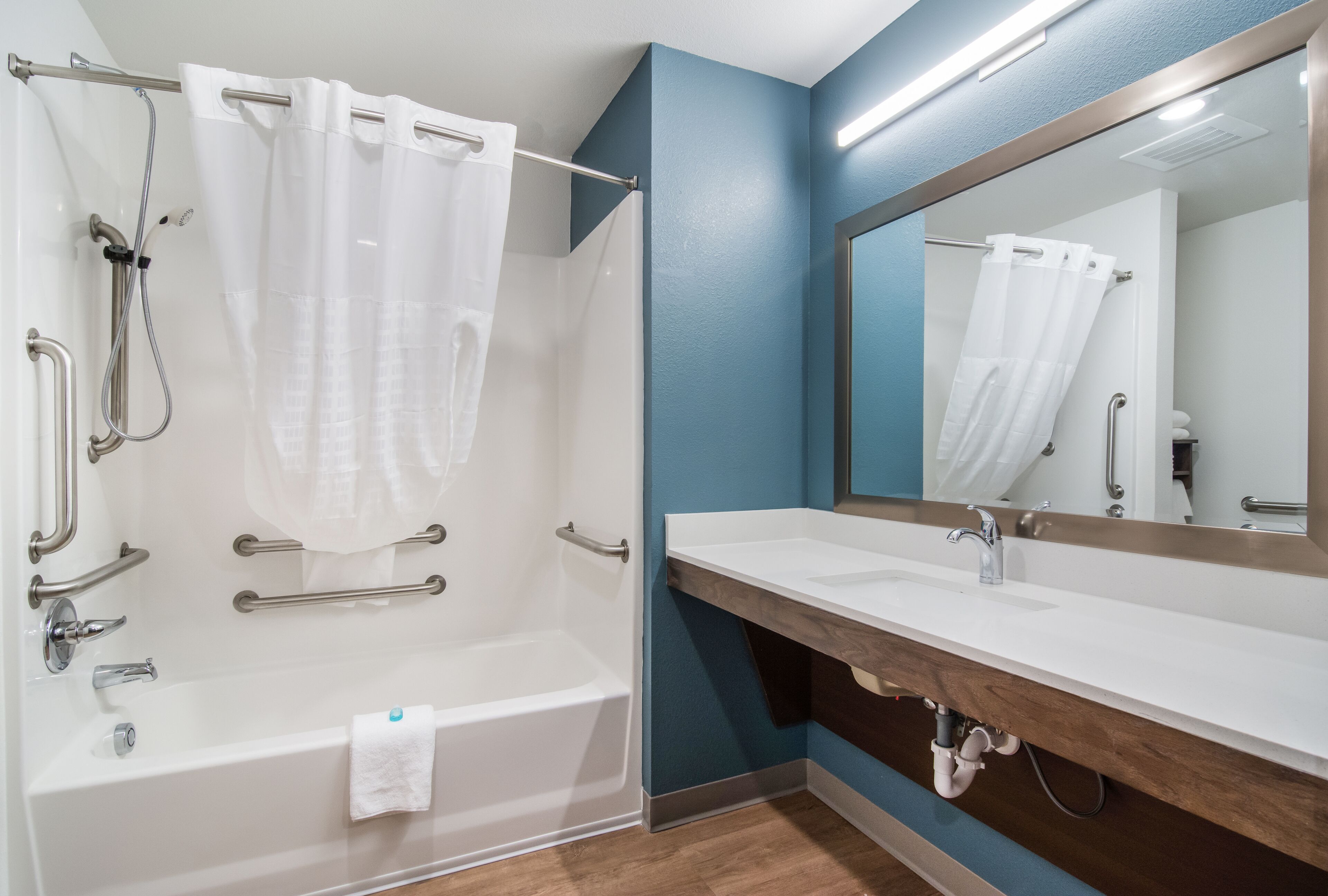 Ensemble baignoire-douche, serviettes fournies