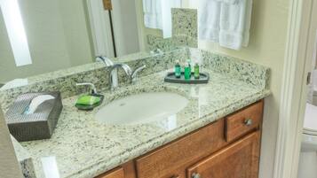 Baignoire, sĂšche-cheveux, serviettes fournies, savon