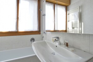 Ensemble douche/baignoire, articles de toilette gratuits, sĂšche-cheveux