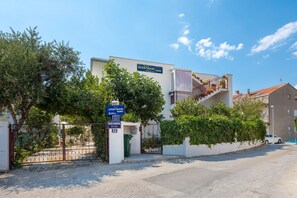 Exterior - A2 - apt near beach with patio, parking and grill  (Stobreč)