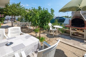 Outdoor dining - A2 - apt near beach with patio, parking and grill  (Stobrec)