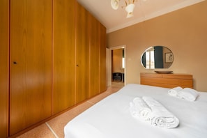 1 bedroom, desk, iron/ironing board, WiFi