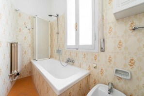 Bathtub, free toiletries, hair dryer, towels