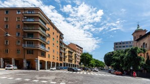 A multi-story building with balconies and a crosswalk in front. - UR-NEST Lame, Spacious one bedroom (Bologna)