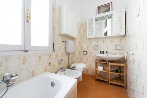 Bathtub, free toiletries, hair dryer, towels