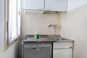 Kühlschrank, Ofen, Herdplatte, Geschirrspüler