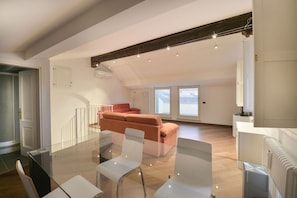 Interior - UR-NEST Moline, Lovely three bedroom two bathroom apartment (Bologna)