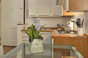 Kühlschrank, Ofen, Herdplatte, Wasserkocher mit Kaffee-/Teezubehör