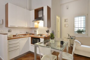 Fridge, oven, stovetop, coffee/tea maker