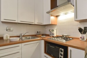 Fridge, oven, stovetop, coffee/tea maker