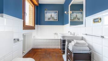 Combined shower/tub, hair dryer, towels