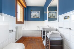 Combined shower/tub, hair dryer, towels