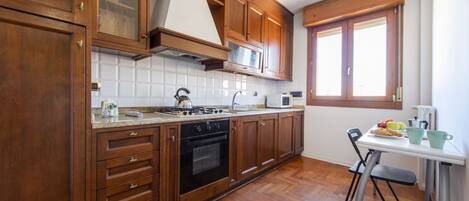 ثلاجة، ميكروويف، فرن، موقد طهي مسطح