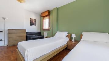 2 habitaciones, tabla de planchar con plancha, wifi y ropa de cama