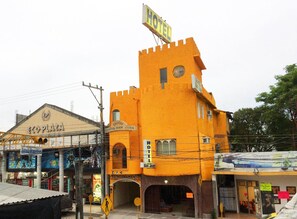 A hotel with a distinctive orange facade, a sign indicating 'HOTEL', and a visible entrance. - Hotel Quinta San Juan (Ciudad Valles)