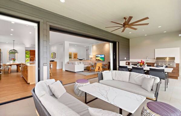 Televisión, chimenea y estéreo 