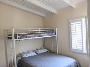 3 bedrooms, desk, free WiFi, bed sheets - Central location - 3br/2ba. Stay weekly. Clean, safe, quiet.  (San Diego)