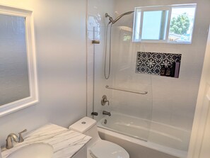 وحدات دش مع أحواض استحمام، مجففات شعر، مراحيض شطف، مناشف