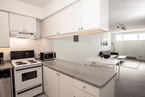 Fridge, microwave, oven, stovetop - DUNDAS SQUARE - Spacious Bunker - with 2 Desks (Toronto)
