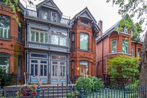 Exterior - DUNDAS SQUARE - Spacious Bunker - with 2 Desks (Toronto)