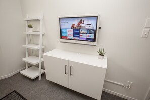 Interior - DUNDAS SQUARE - Spacious Bunker - with 2 Desks (Toronto)