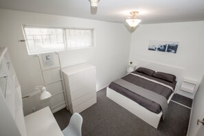 2 bedrooms, desk, WiFi, bed sheets