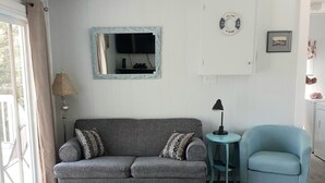 Smart-TV, peis, DVD-spiller og bøker