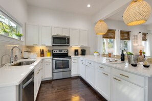 Frigorifero, microonde, forno, piano cottura