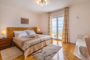 7 sovrum, skrivbord, strykjärn/strykbräda och resesäng