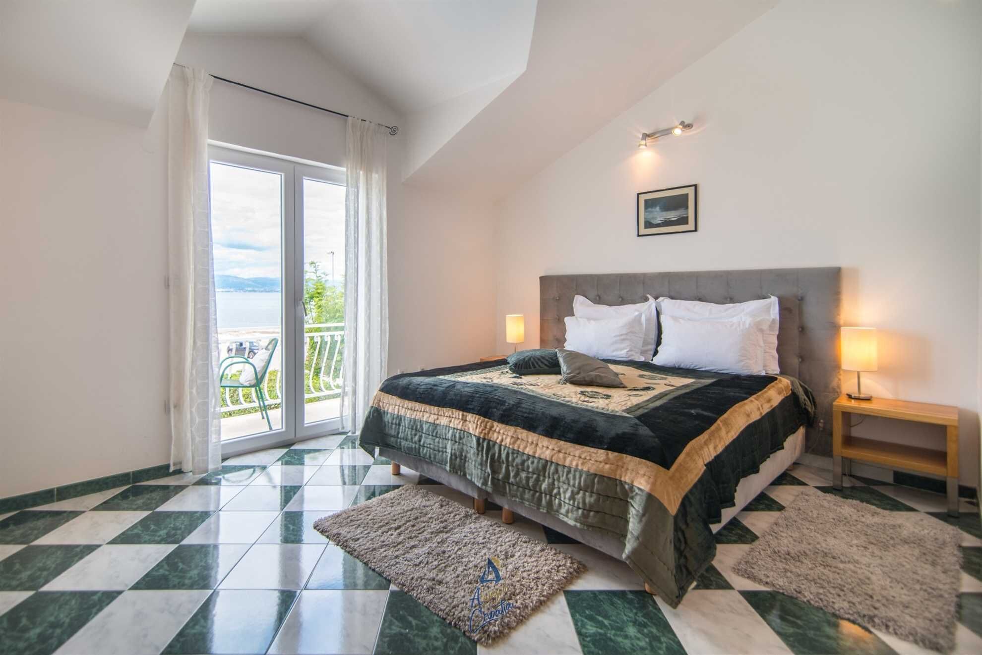 7 makuuhuonetta, työpöytä, silitysrauta/-lauta, vauvan matkasänky