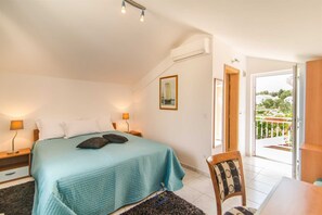 7 bedrooms, desk, iron/ironing board, travel crib