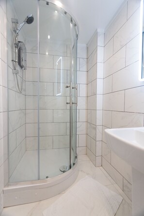Bathroom - Westwood Apartment (Leeds)