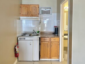 Private kitchen - Twilight Country Motel (Boyle)