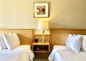 Habitación doble Deluxe, 2 camas Queen size | Decoración personalizada, muebles diferentes y escritorio