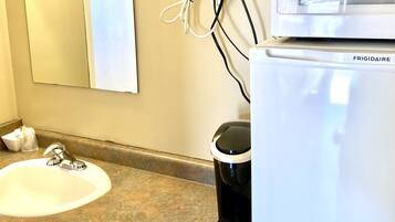 Deluxe Double Room | Bathroom sink