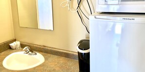 Kahden hengen deluxe-huone, 2 keskisuurta parisänkyä | Kylpyhuoneen pesuallas