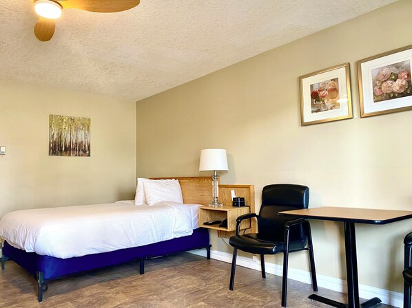 Room, 1 Queen Bed, Kitchenette | Individually decorated, individually furnished, desk, laptop workspace