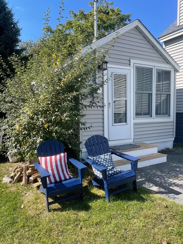 Sea-clusion by the sea!  Cozy cottage within step of the beach!